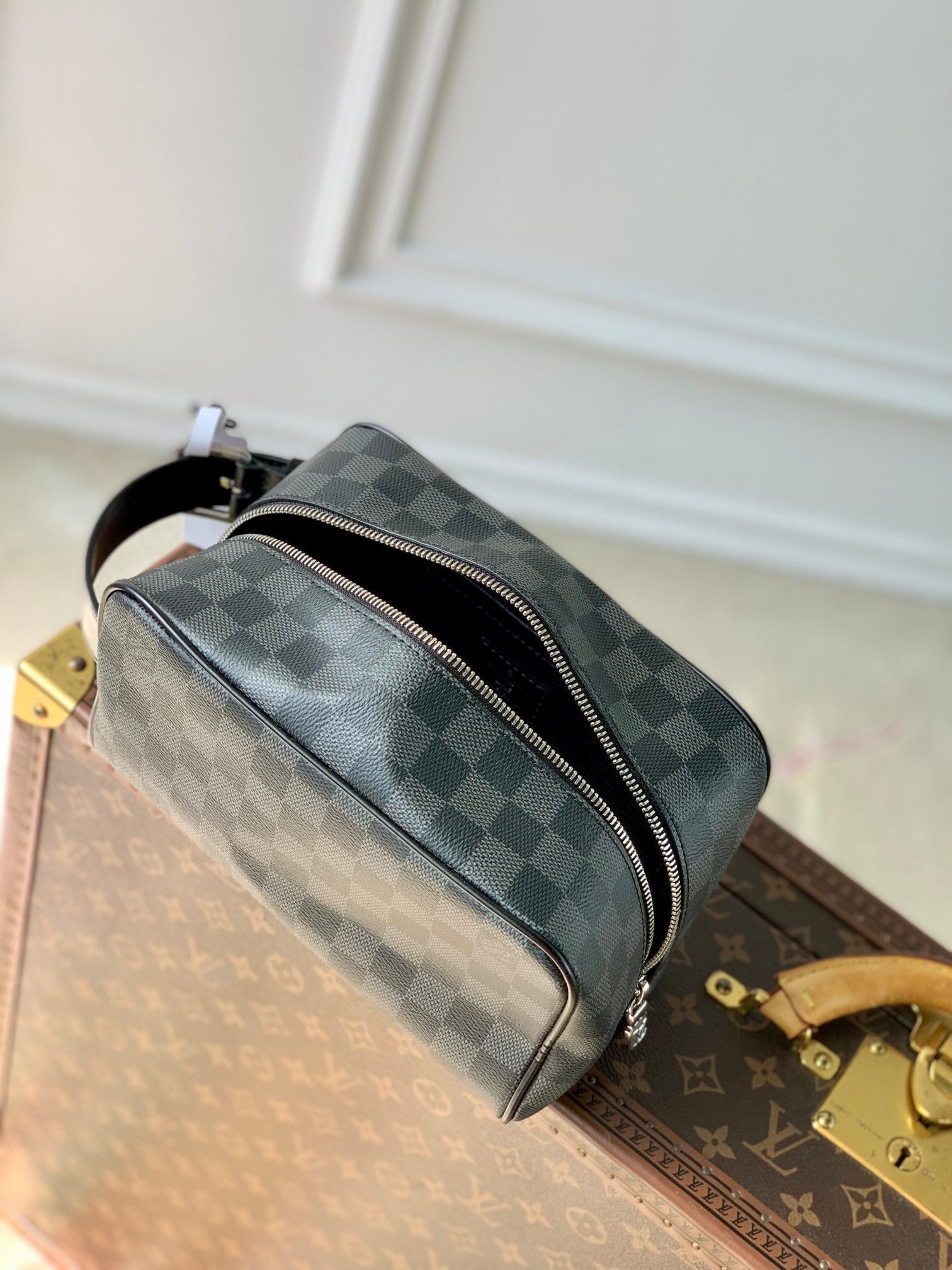 LOUIS VUITTON LOCKER DOPP KIT 23 IN GREY BLACK DAMIER GRAPHITE CANVAS