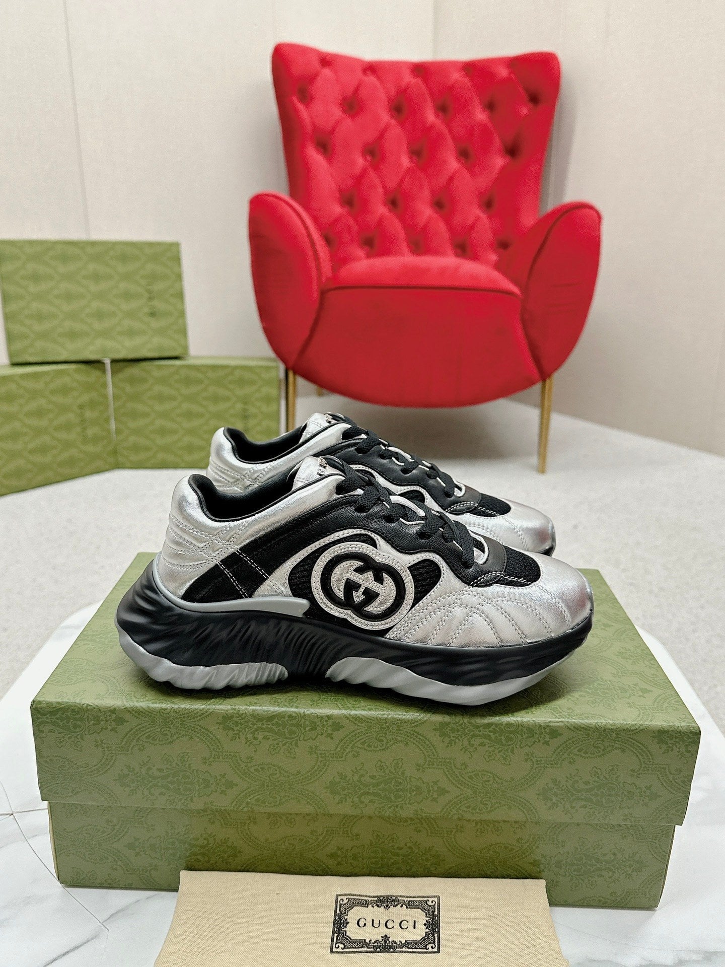 GUCCI RIPPLE TRAINER LIGHT SILVER AND BLACK LAMBSKIN
