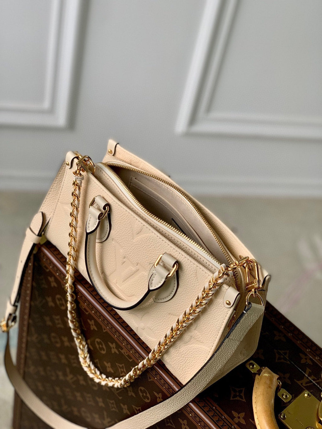 LOUIS VUITTON ONTHEGO EAST WEST BAG 25 IN BEIGE MONOGRAM EMBOSSED COWHIDE