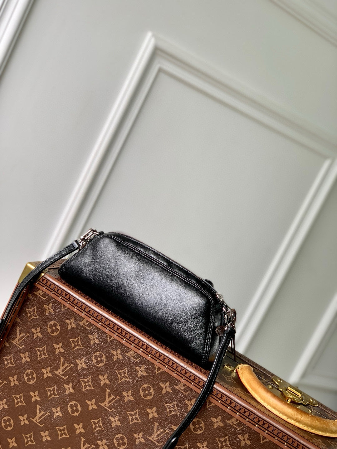 LOUIS VUITTON POCHETTE VIBE HANDBAG 25 IN BLACK LAMBSKIN BROWN COWHIDE AND COATED CANVAS TRIM