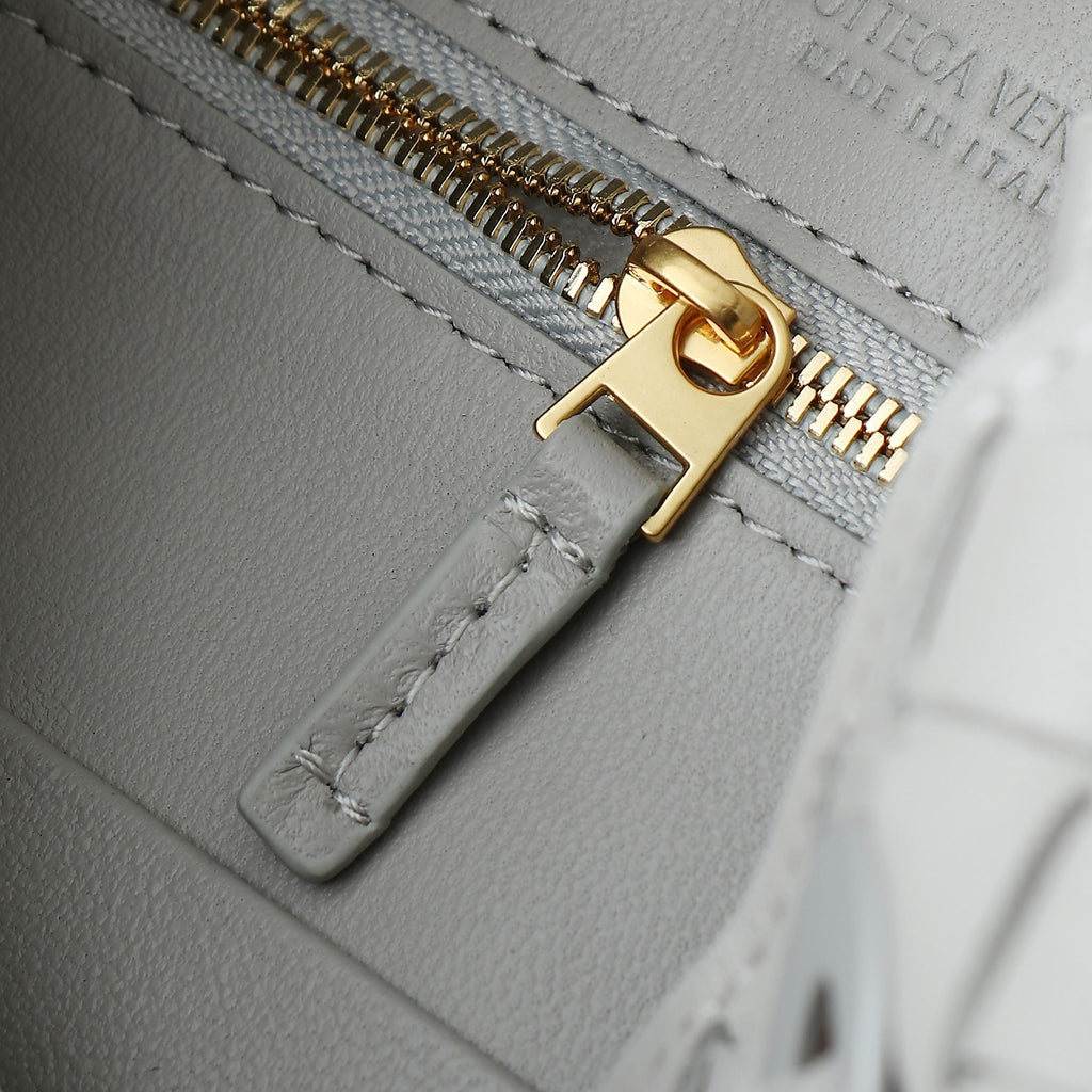 BOTTEGA VENETA SMALL ANDIAMO 25CM GREY LAMBSKIN