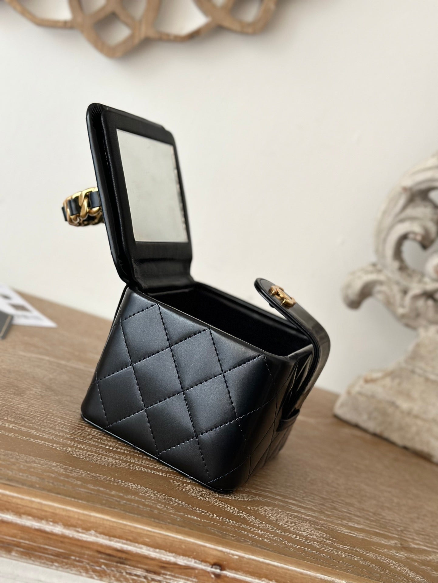 CHANEL MINI VINTAGE COSMETIC BAG 11 IN BLACK SHINY CALFSKIN GOLD HARDWARE