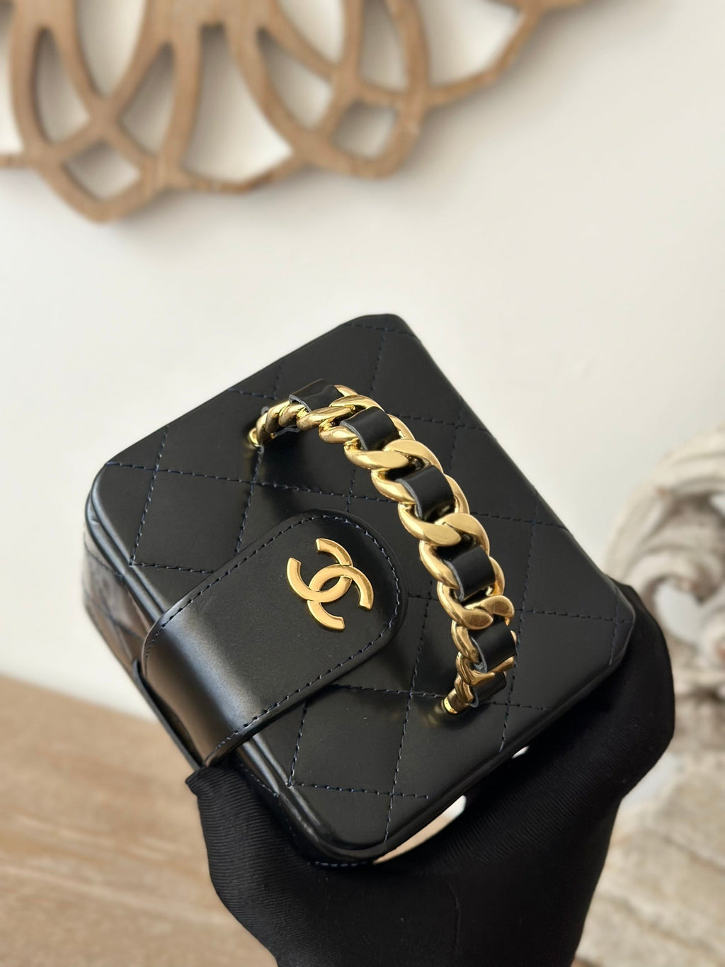 CHANEL MINI VINTAGE COSMETIC BAG 11 IN BLACK SHINY CALFSKIN GOLD HARDWARE