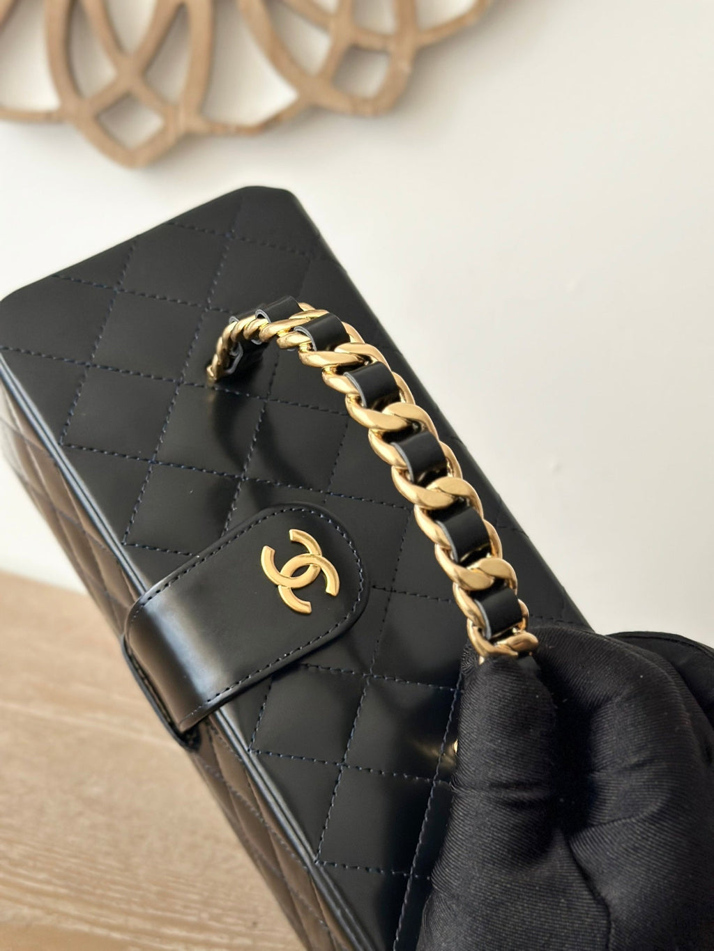 CHANEL VINTAGE COSMETIC BAG 22 IN BLACK SHINY CALFSKIN GOLD HARDWARE