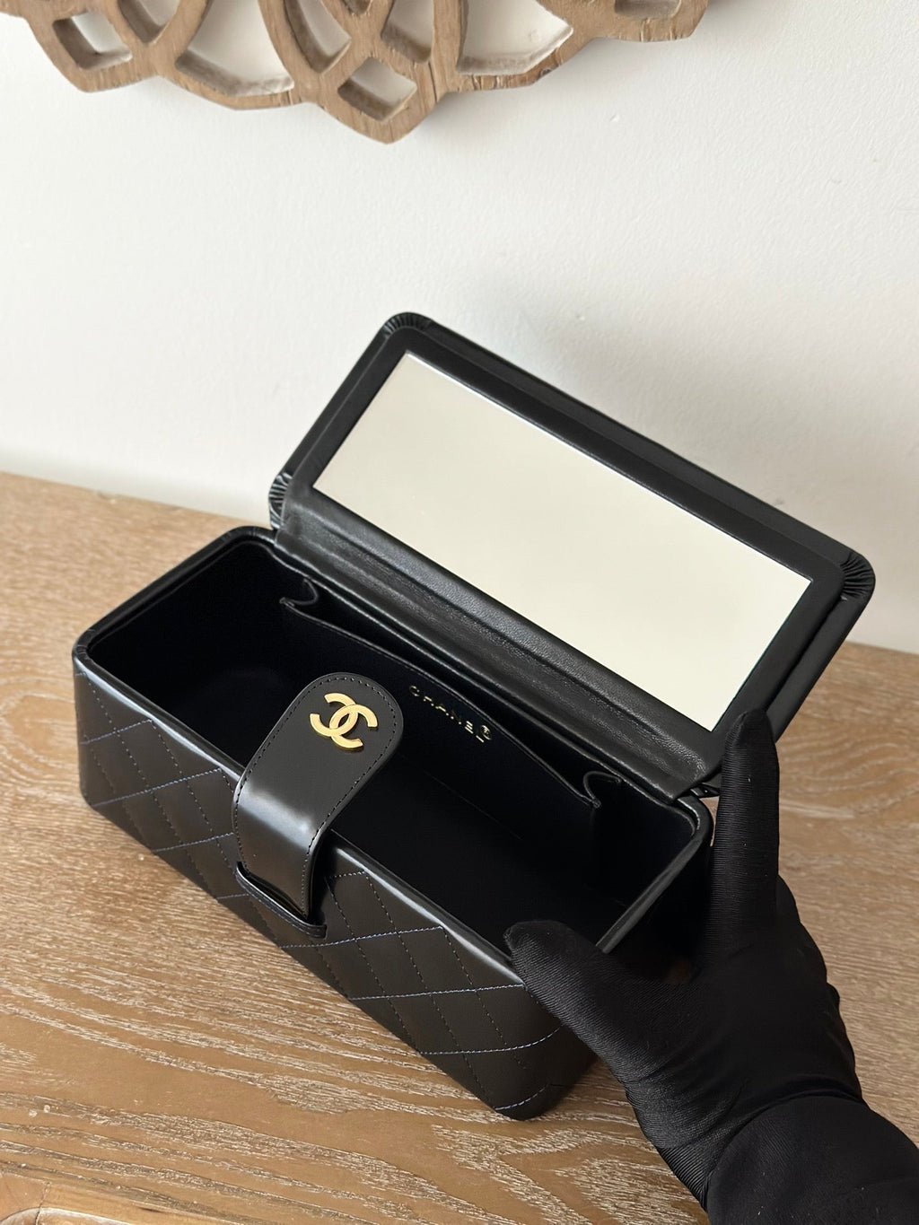 CHANEL VINTAGE COSMETIC BAG 22 IN BLACK SHINY CALFSKIN GOLD HARDWARE