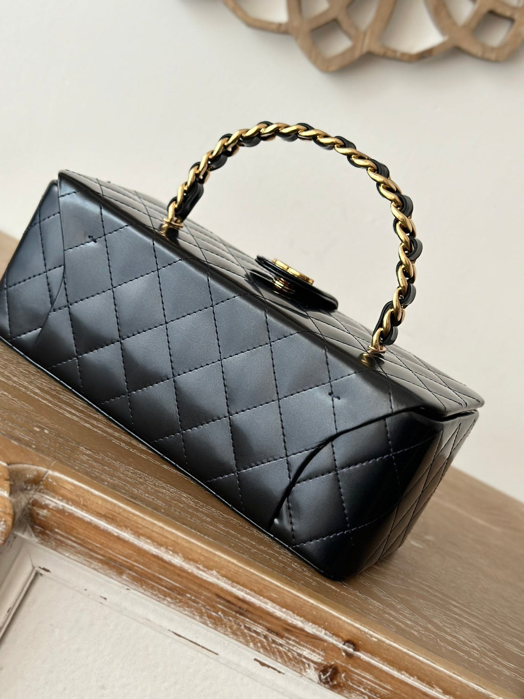 CHANEL VINTAGE COSMETIC BAG 22 IN BLACK SHINY CALFSKIN GOLD HARDWARE