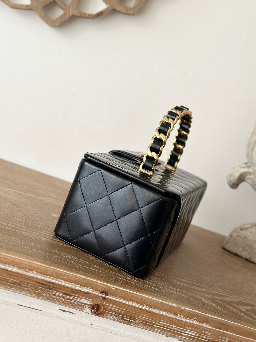 CHANEL VINTAGE COSMETIC BAG 22 IN BLACK SHINY CALFSKIN GOLD HARDWARE