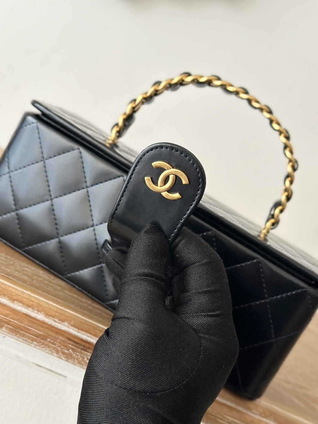 CHANEL VINTAGE COSMETIC BAG 22 IN BLACK SHINY CALFSKIN GOLD HARDWARE
