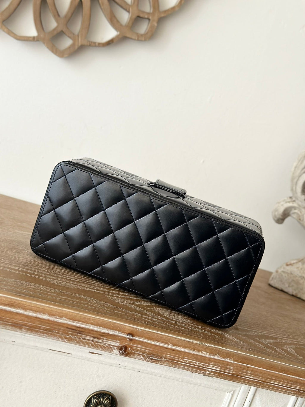 CHANEL VINTAGE COSMETIC BAG 22 IN BLACK SHINY CALFSKIN GOLD HARDWARE