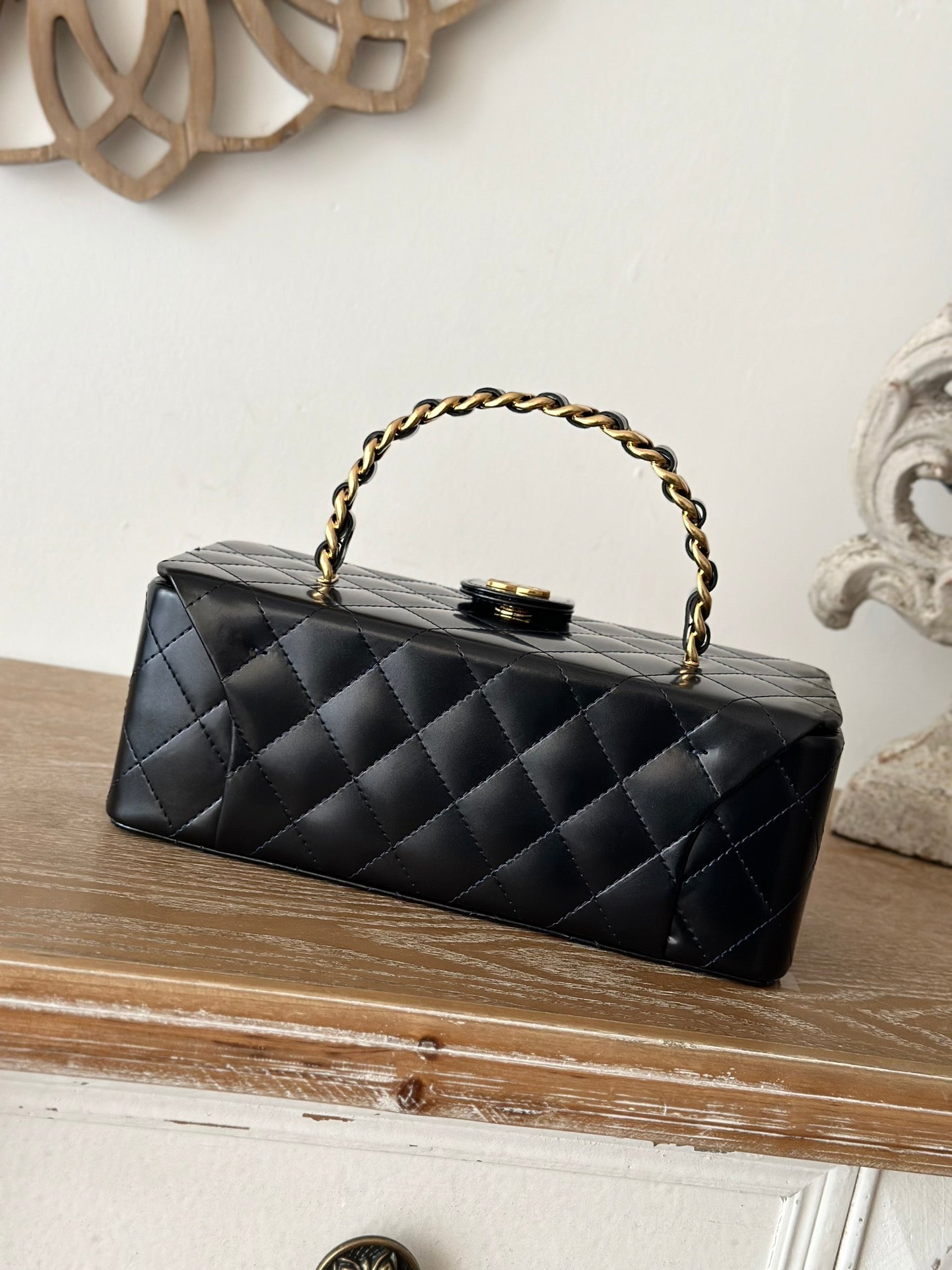 CHANEL VINTAGE COSMETIC BAG 22 IN BLACK SHINY CALFSKIN GOLD HARDWARE