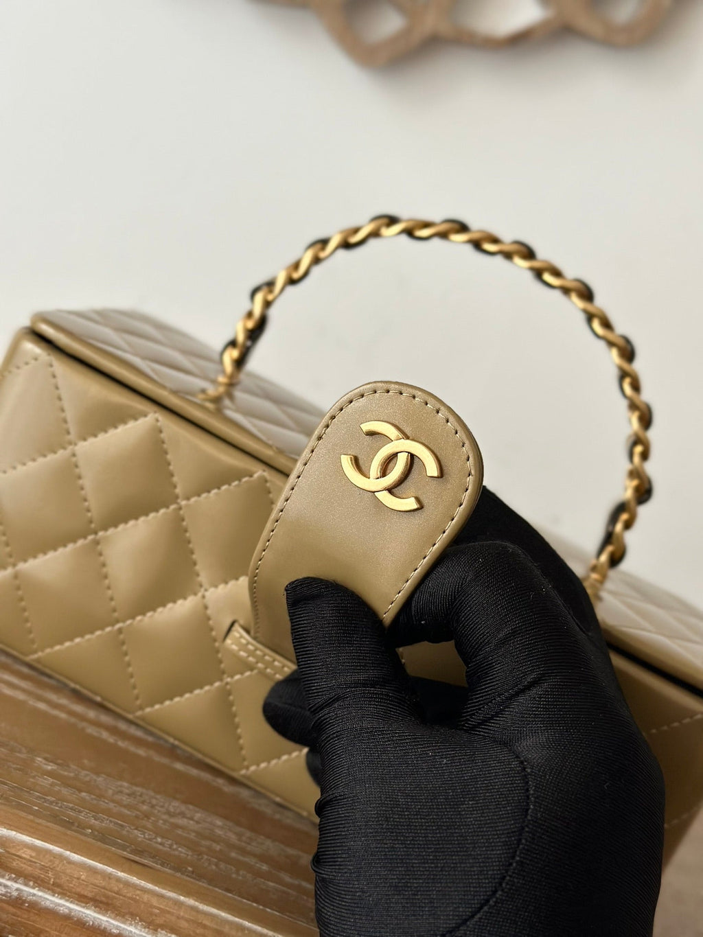CHANEL VINTAGE COSMETIC BAG 22 IN CAPE PALLISER SHINY CALFSKIN GOLD HARDWARE