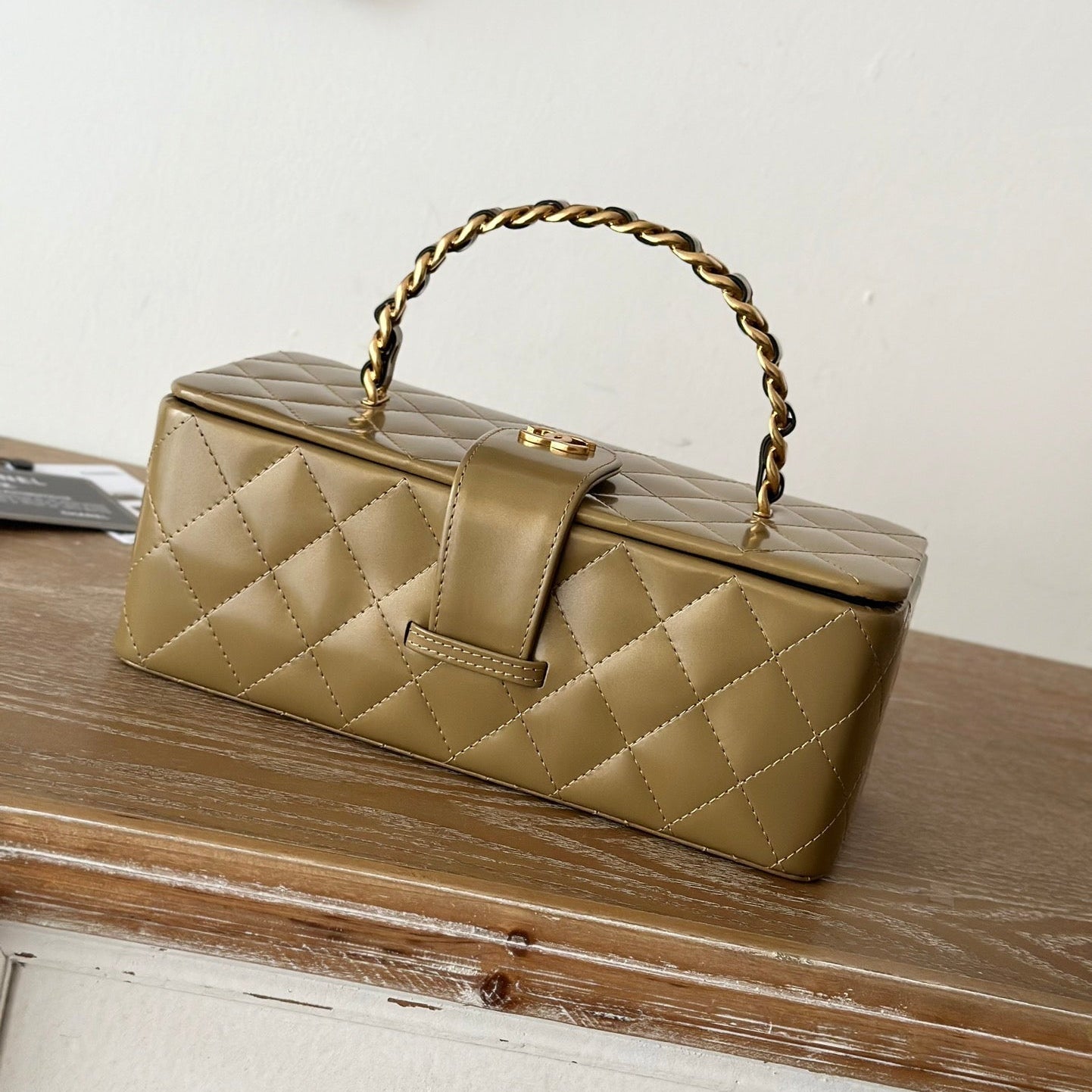 CHANEL VINTAGE COSMETIC BAG 22 IN CAPE PALLISER SHINY CALFSKIN GOLD HARDWARE