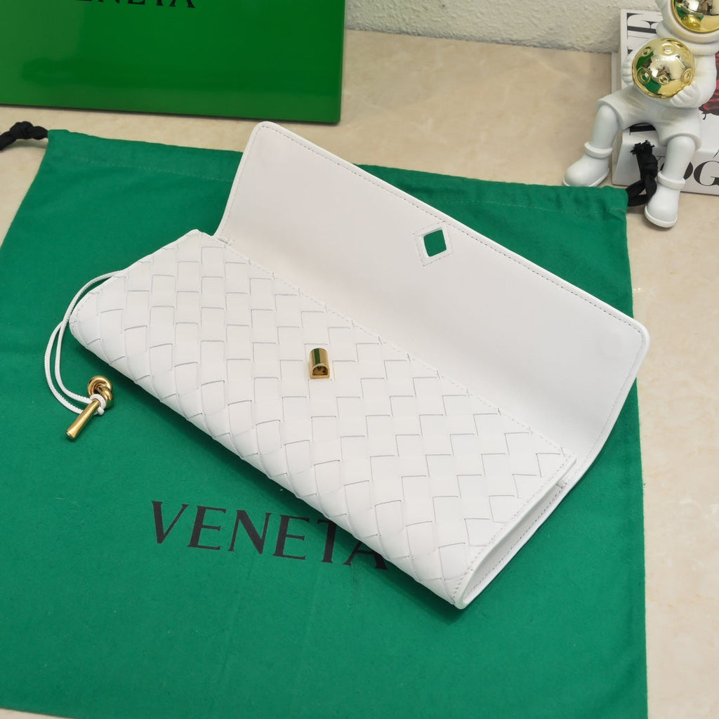 BOTTEGA VENETA Long Clutch Andiamo 31 White Leather Ghw