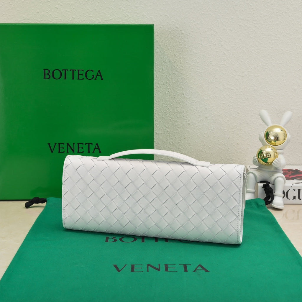 BOTTEGA VENETA Long Clutch Andiamo 31 White Leather Ghw