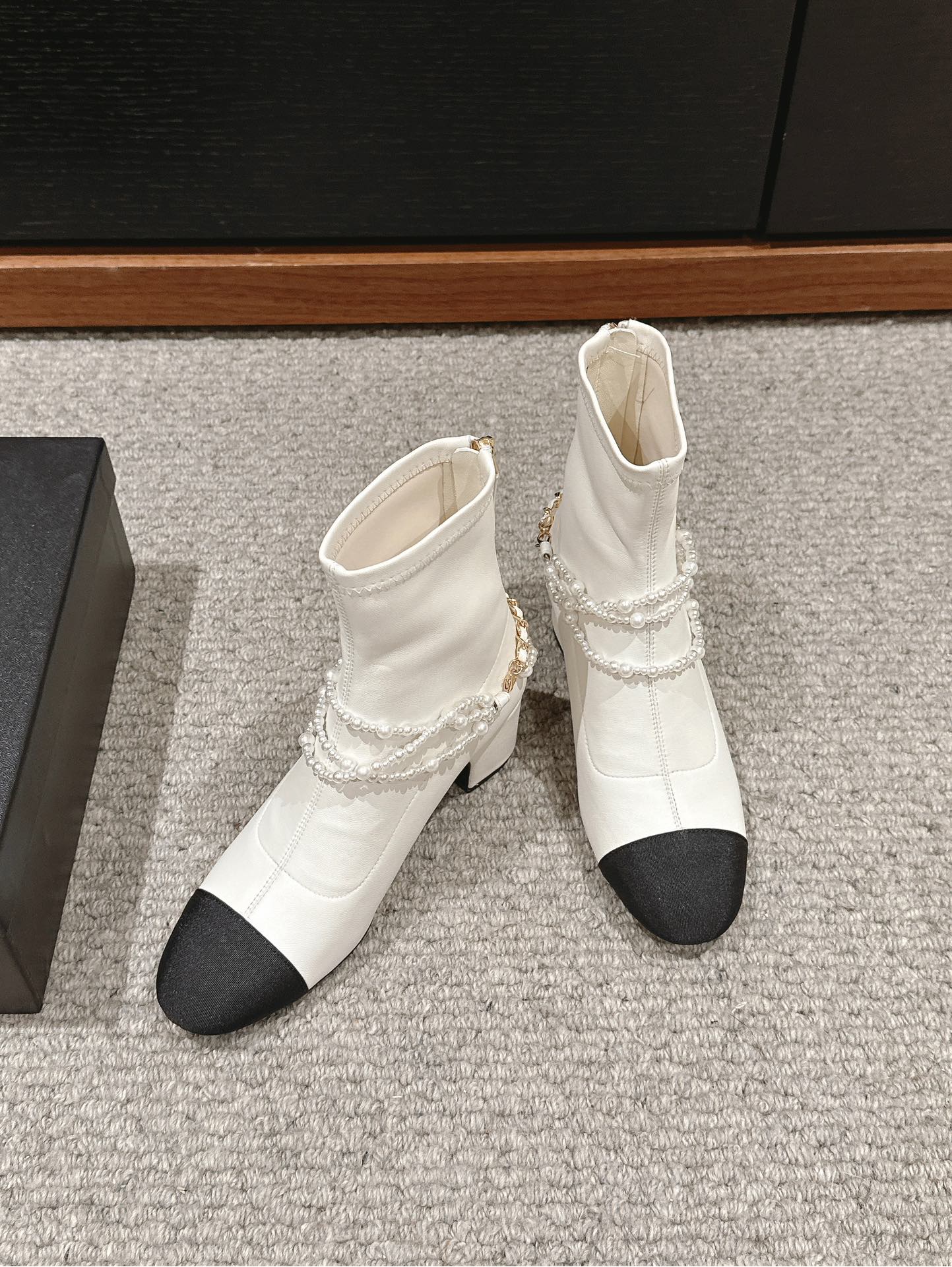 CHANEL LOW CUT BOOTS IN WHITE STRETCH LAMBSKIN AND GROSGRAIN WITH PEARL CHAIN