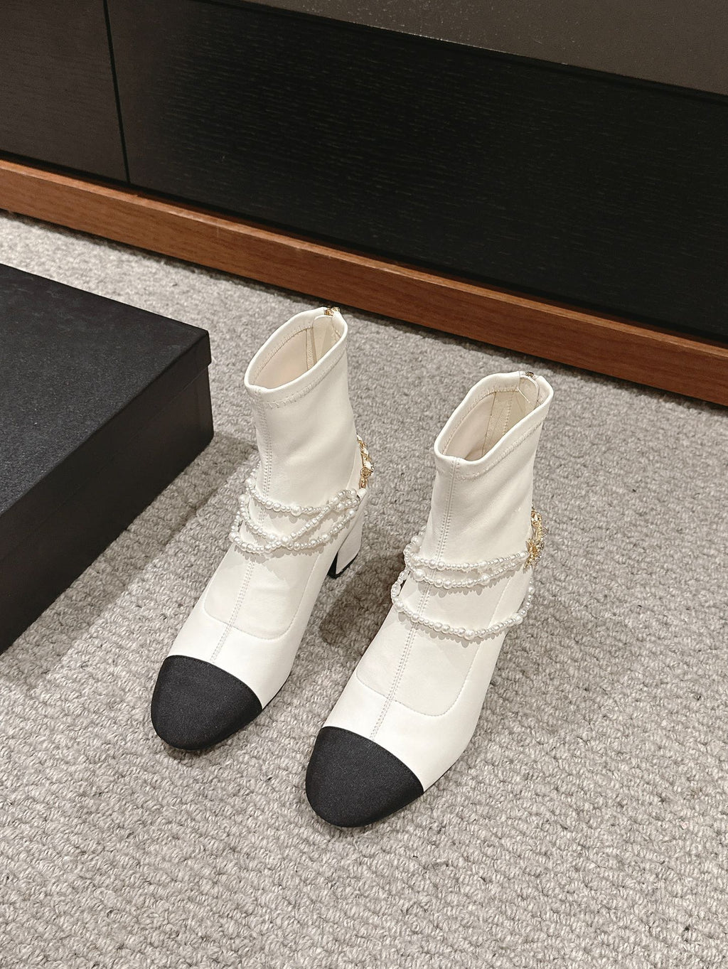 CHANEL LOW CUT BOOTS IN WHITE STRETCH LAMBSKIN AND GROSGRAIN WITH PEARL CHAIN