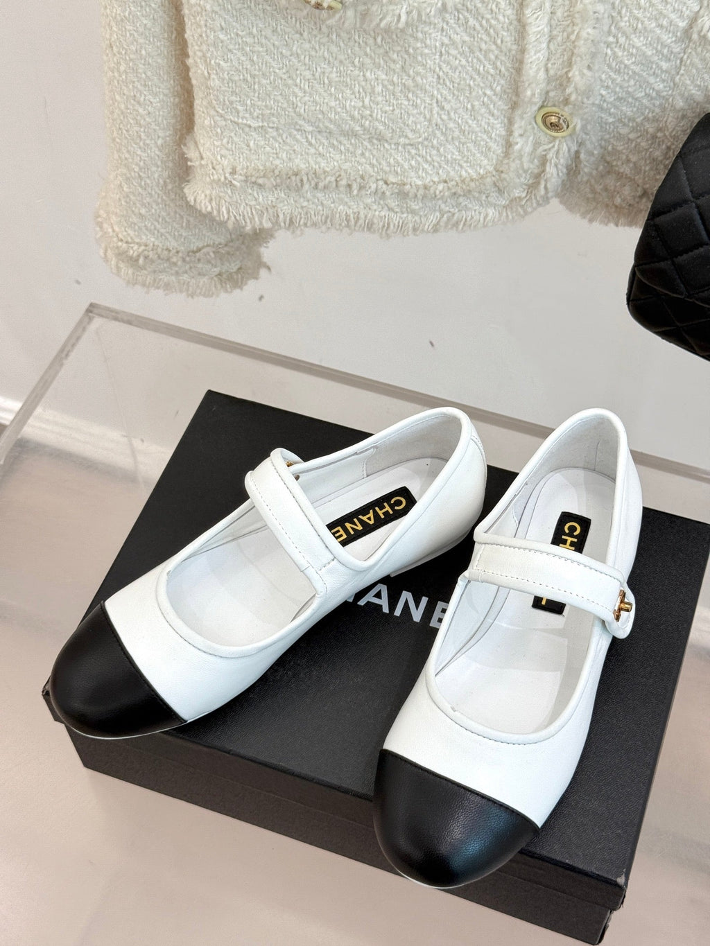 CHANEL FLAT SHOES IN BLACK AND WHITE LAMBSKIN GOLD HARDWARE