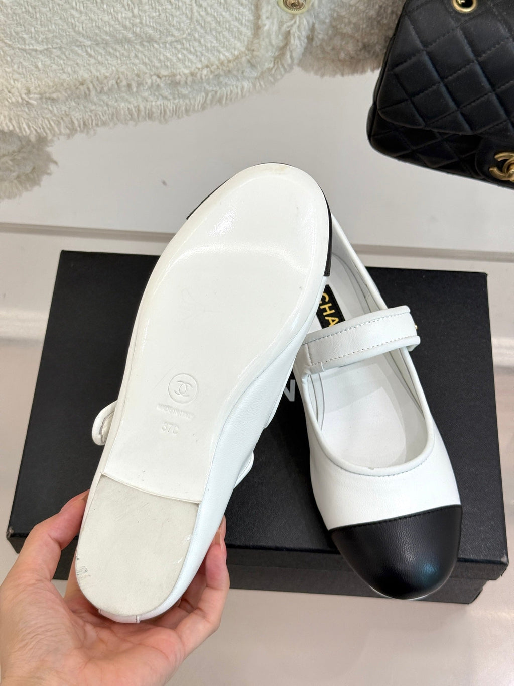 CHANEL FLAT SHOES IN BLACK AND WHITE LAMBSKIN GOLD HARDWARE