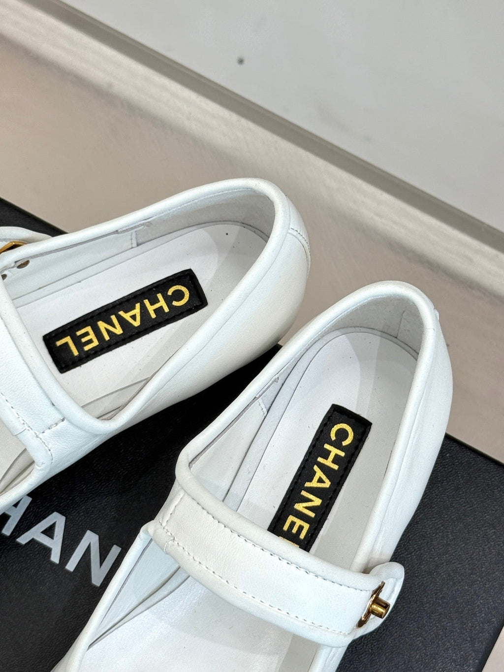 CHANEL FLAT SHOES IN BLACK AND WHITE LAMBSKIN GOLD HARDWARE