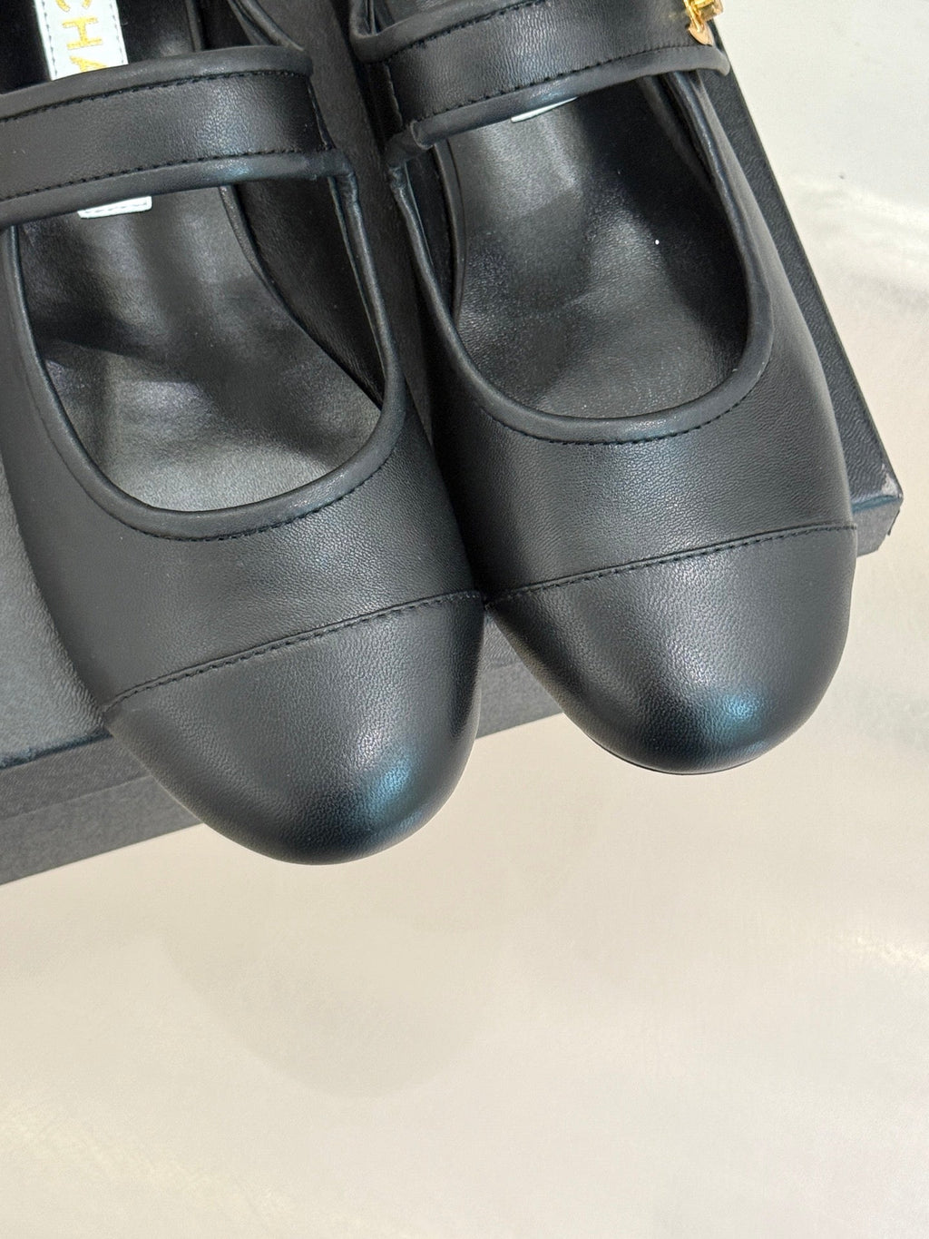 CHANEL FLAT SHOES IN BLACK LAMBSKIN GOLD HARDWARE