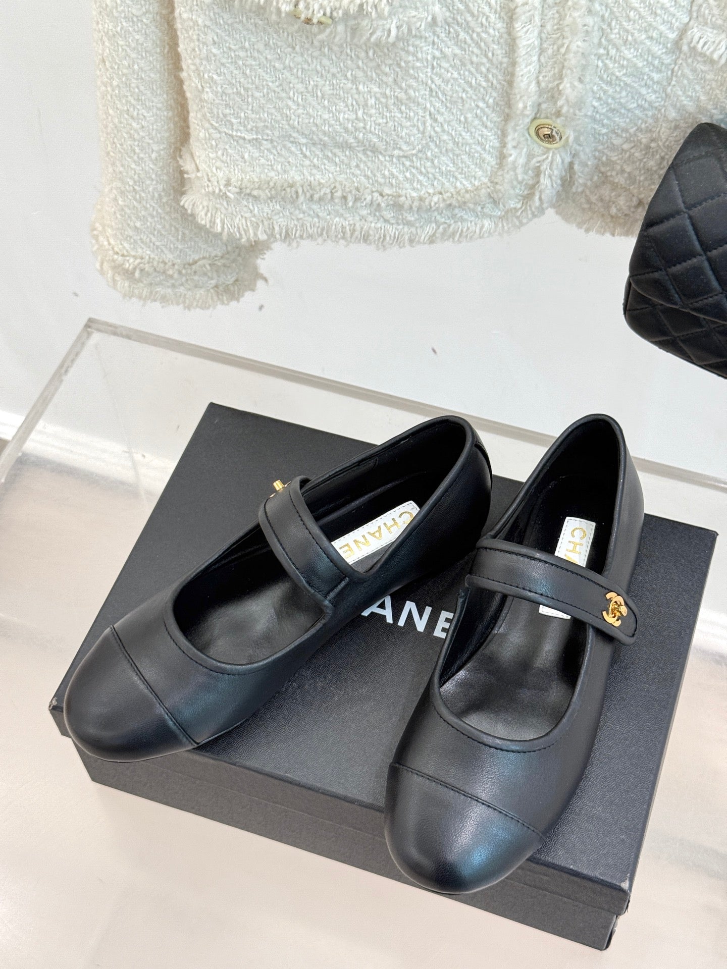 CHANEL FLAT SHOES IN BLACK LAMBSKIN GOLD HARDWARE