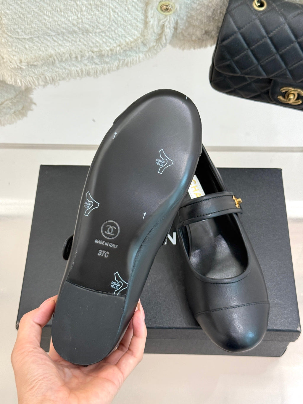 CHANEL FLAT SHOES IN BLACK LAMBSKIN GOLD HARDWARE