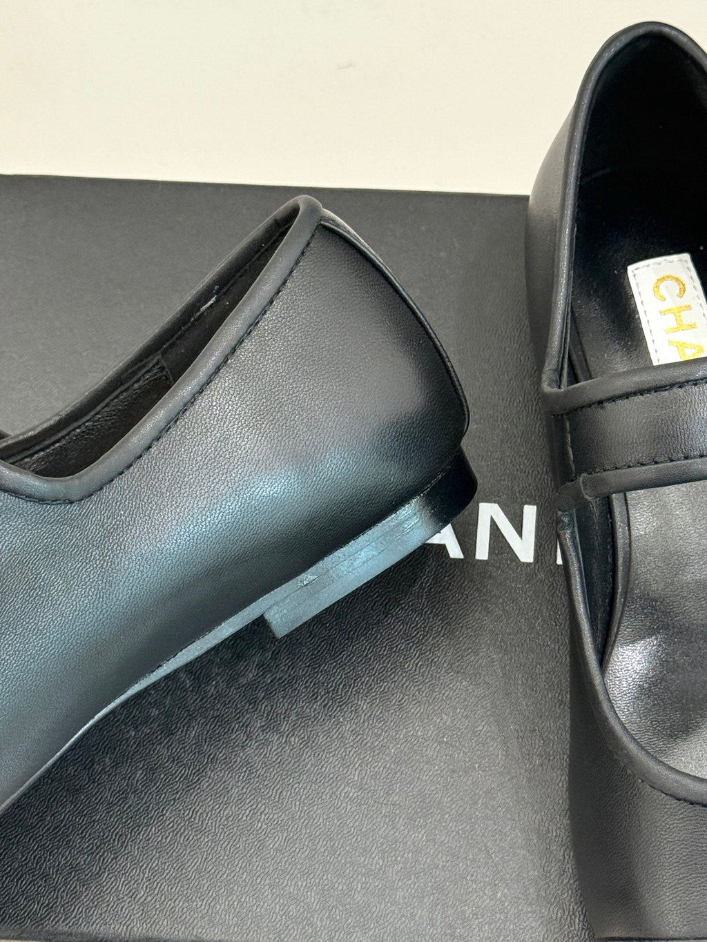 CHANEL FLAT SHOES IN BLACK LAMBSKIN GOLD HARDWARE