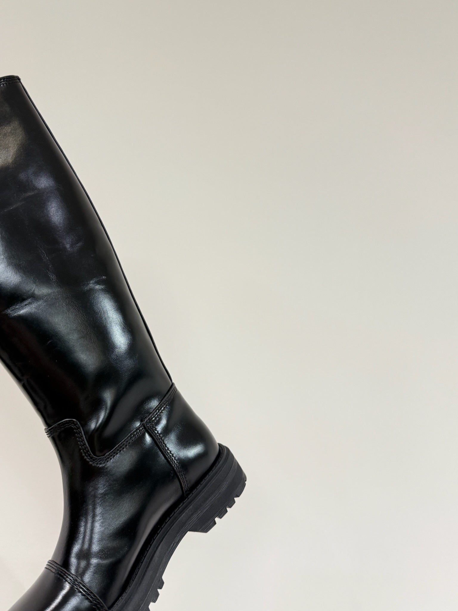 DIOR D-TOWN BOOTS IN BLACK PATENT CALFSKIN