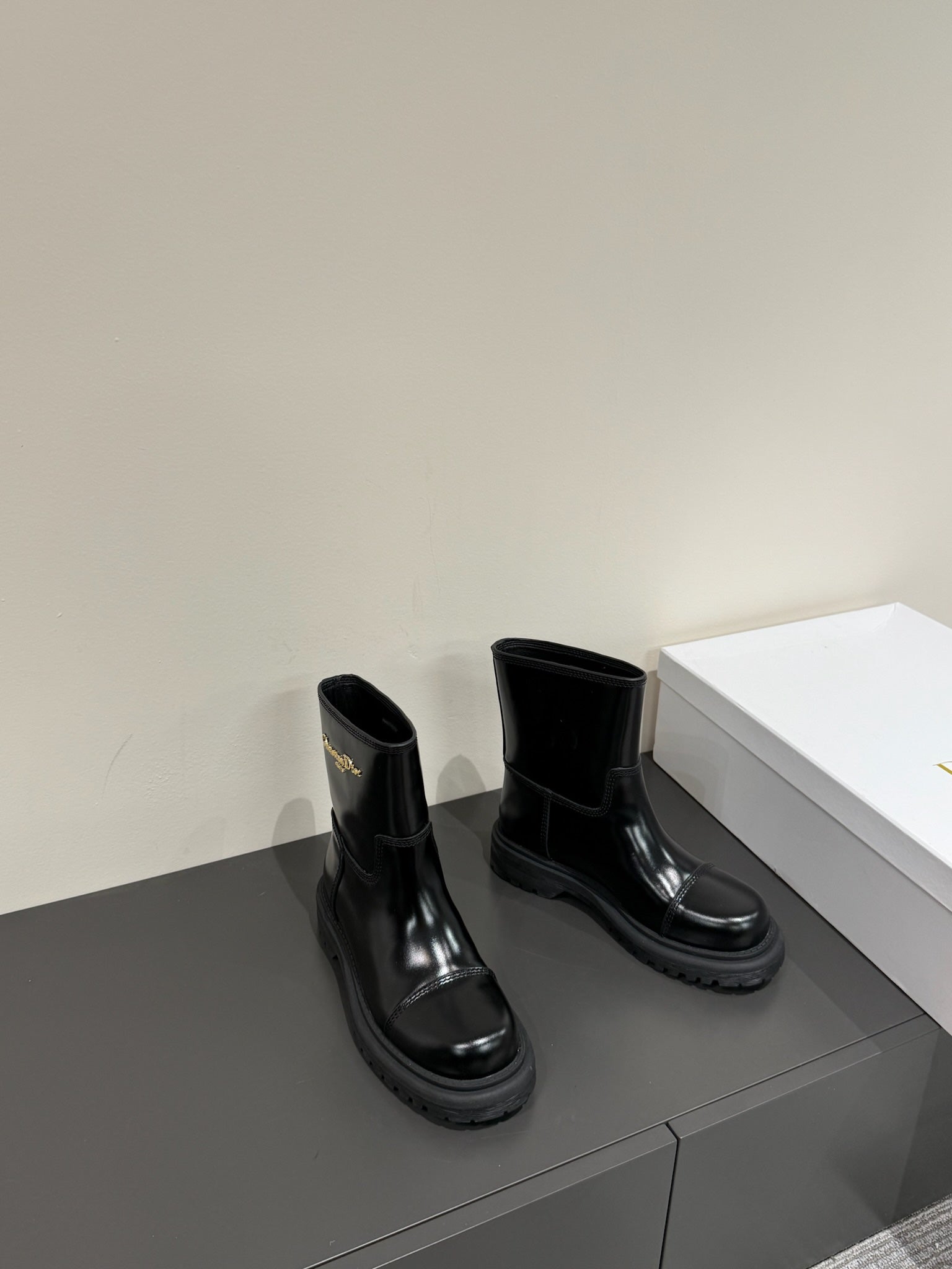 DIOR D-TOWN ANKLE BOOTS IN BLACK PATENT CALFSKIN