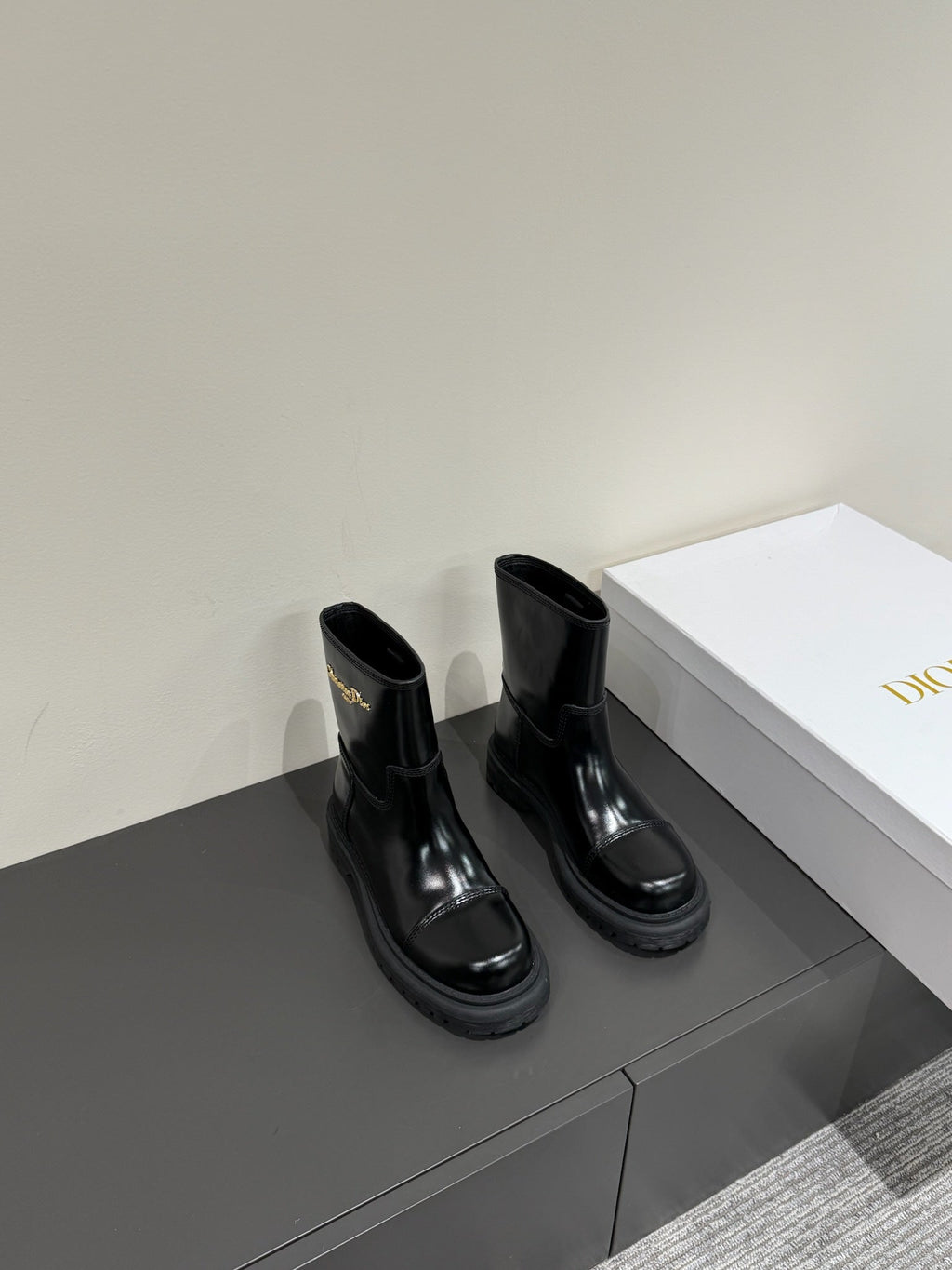 DIOR D-TOWN ANKLE BOOTS IN BLACK PATENT CALFSKIN