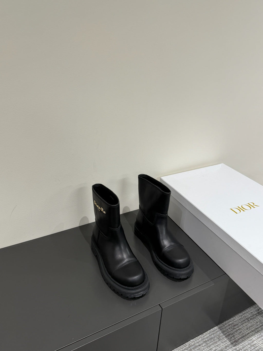 DIOR D-TOWN ANKLE BOOTS IN BLACK CALFSKIN