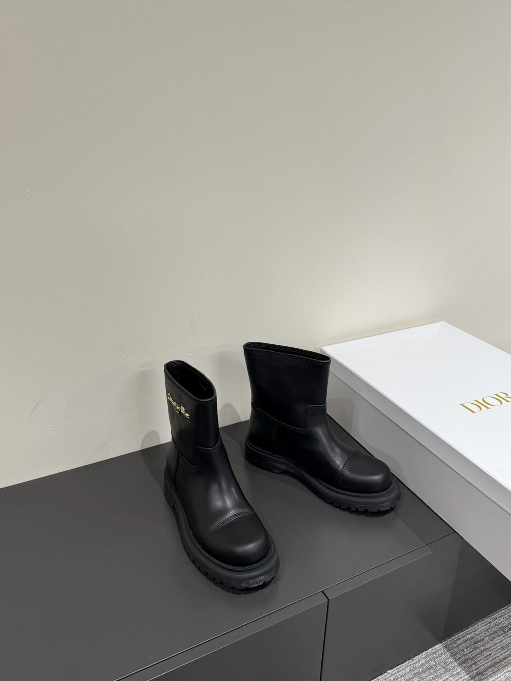 DIOR D-TOWN ANKLE BOOTS IN BLACK CALFSKIN