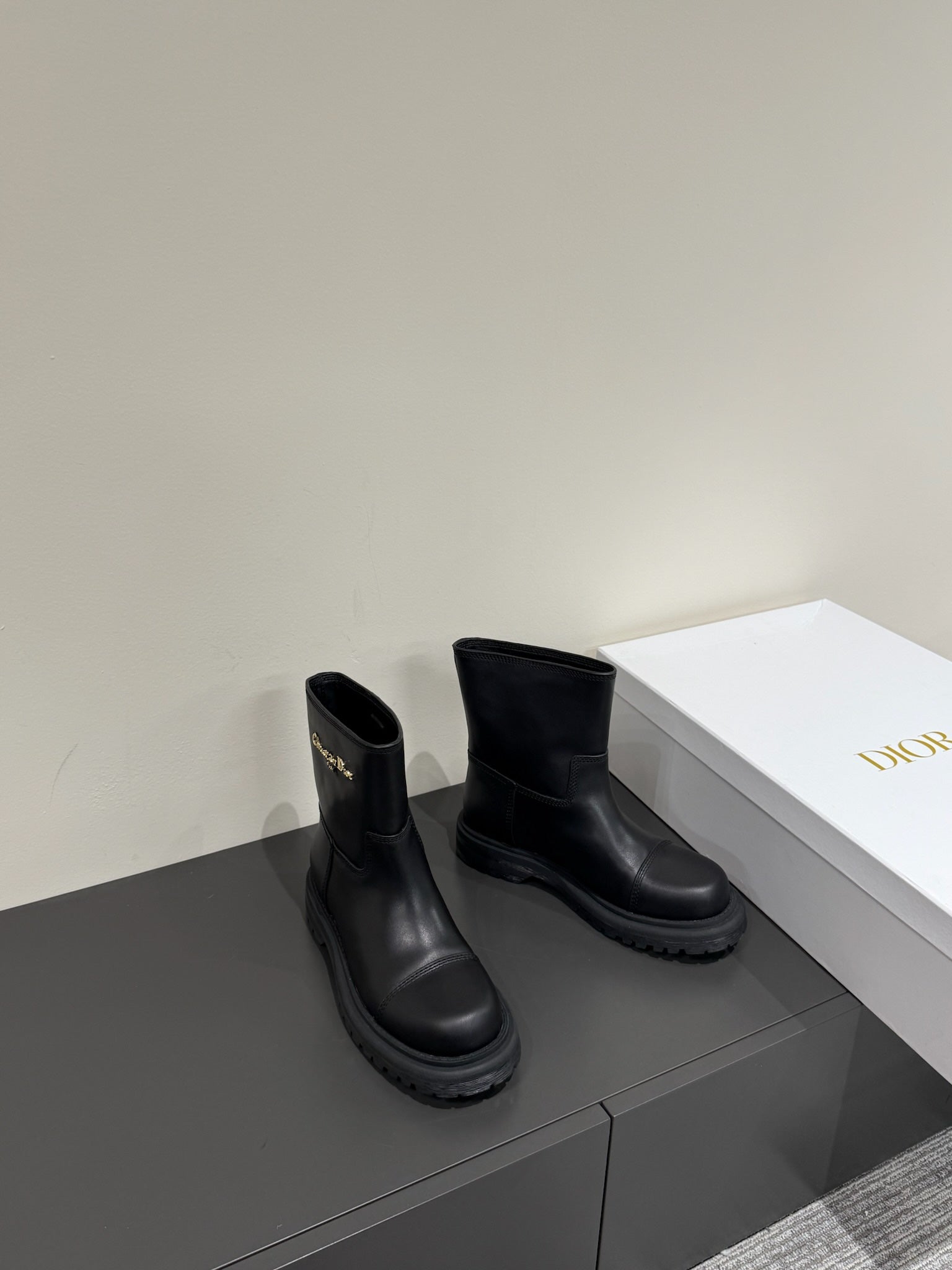 DIOR D-TOWN ANKLE BOOTS IN BLACK CALFSKIN