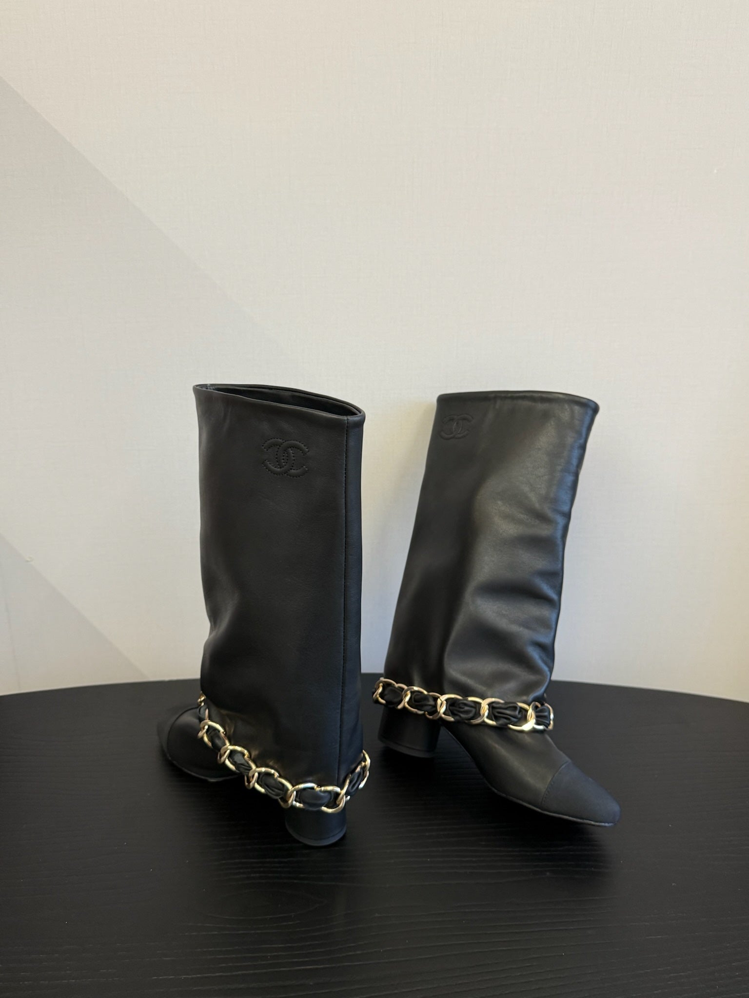 CHANEL BOOTS IN BLACK CALFSKIN WITH CHAIN