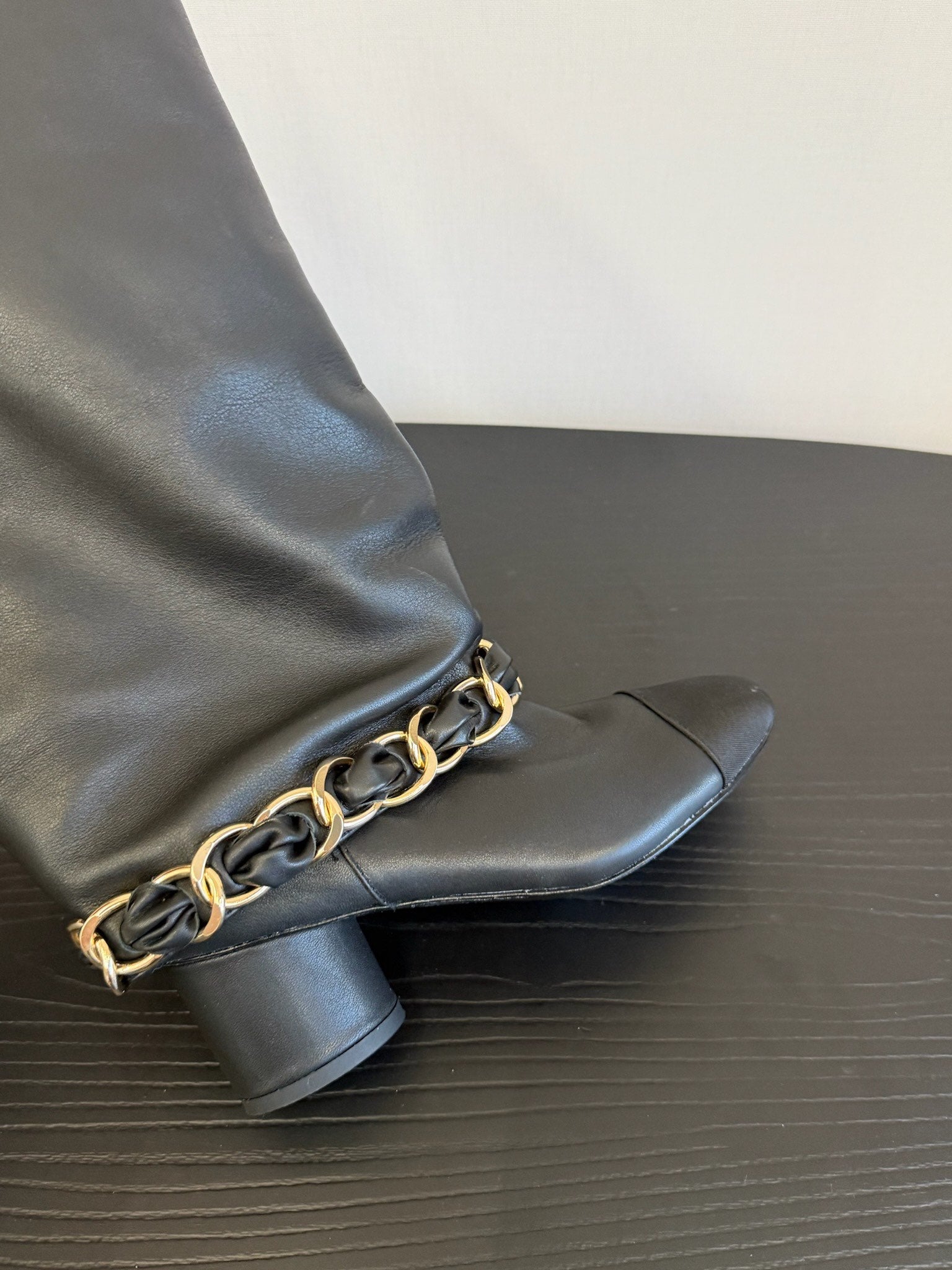 CHANEL BOOTS IN BLACK CALFSKIN WITH CHAIN