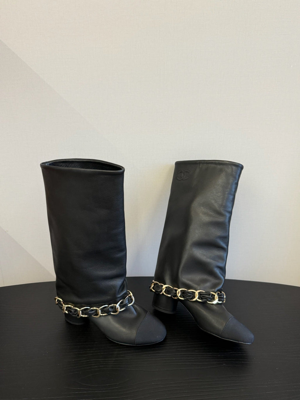 CHANEL BOOTS IN BLACK CALFSKIN WITH CHAIN
