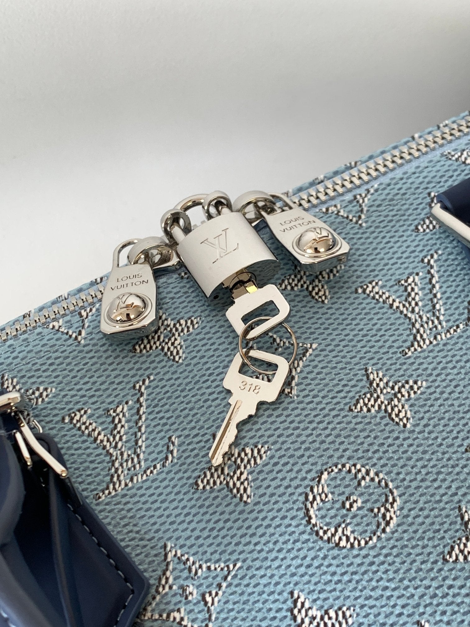 LOUIS VUITTON LV 25S KEEPALL BANDOULIÈRE BAG 50 IN BLUE MONOGRAM HERITAGE CALFSKIN