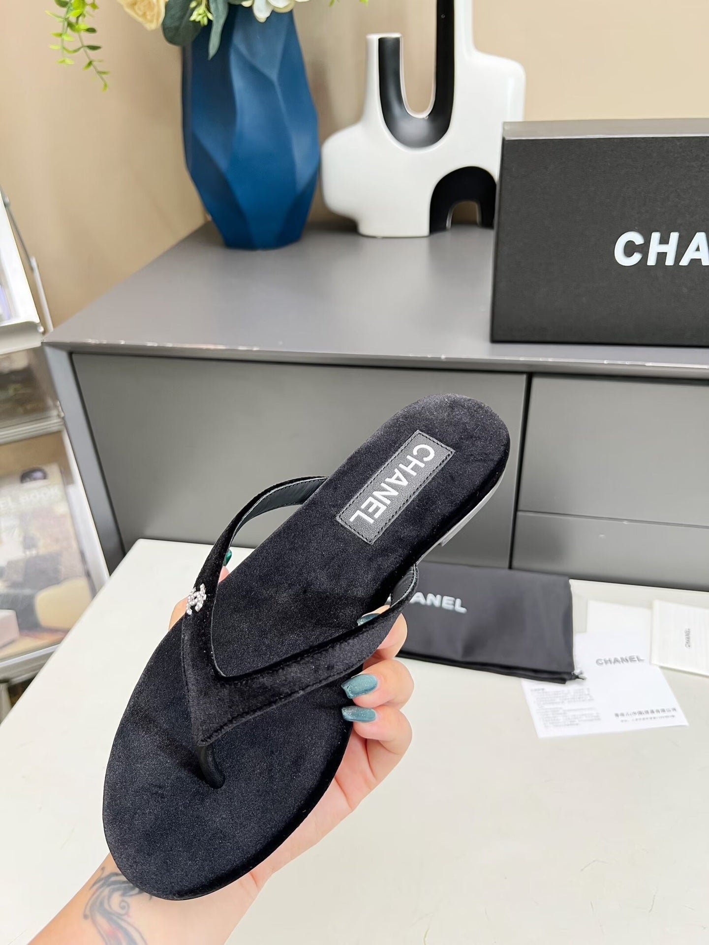CHANEL THONG SLIPPERS IN BLACK VELVET