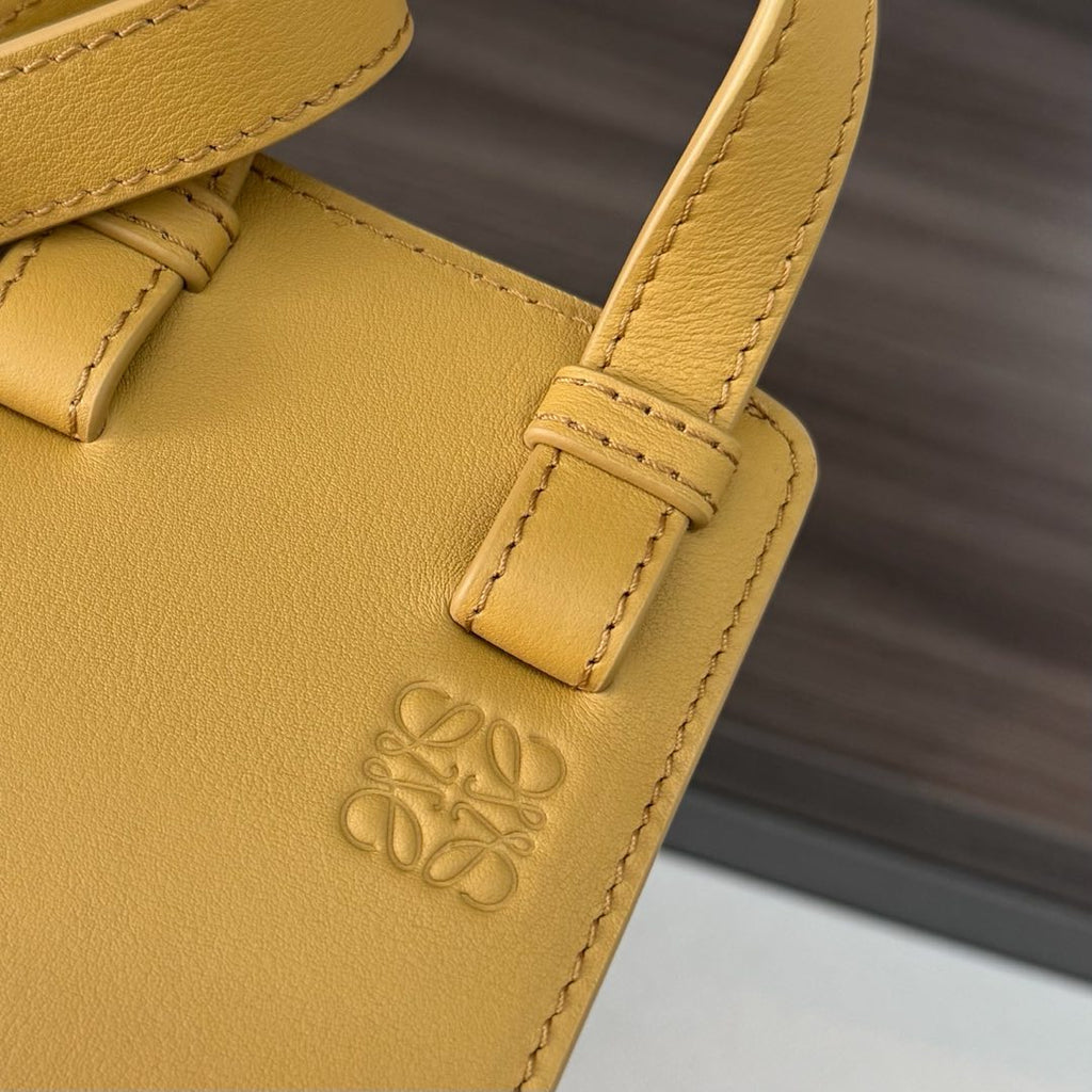 HAMMOCK SLICE 25 BAG IN SAND YELLOW SHINY CALFSKIN
