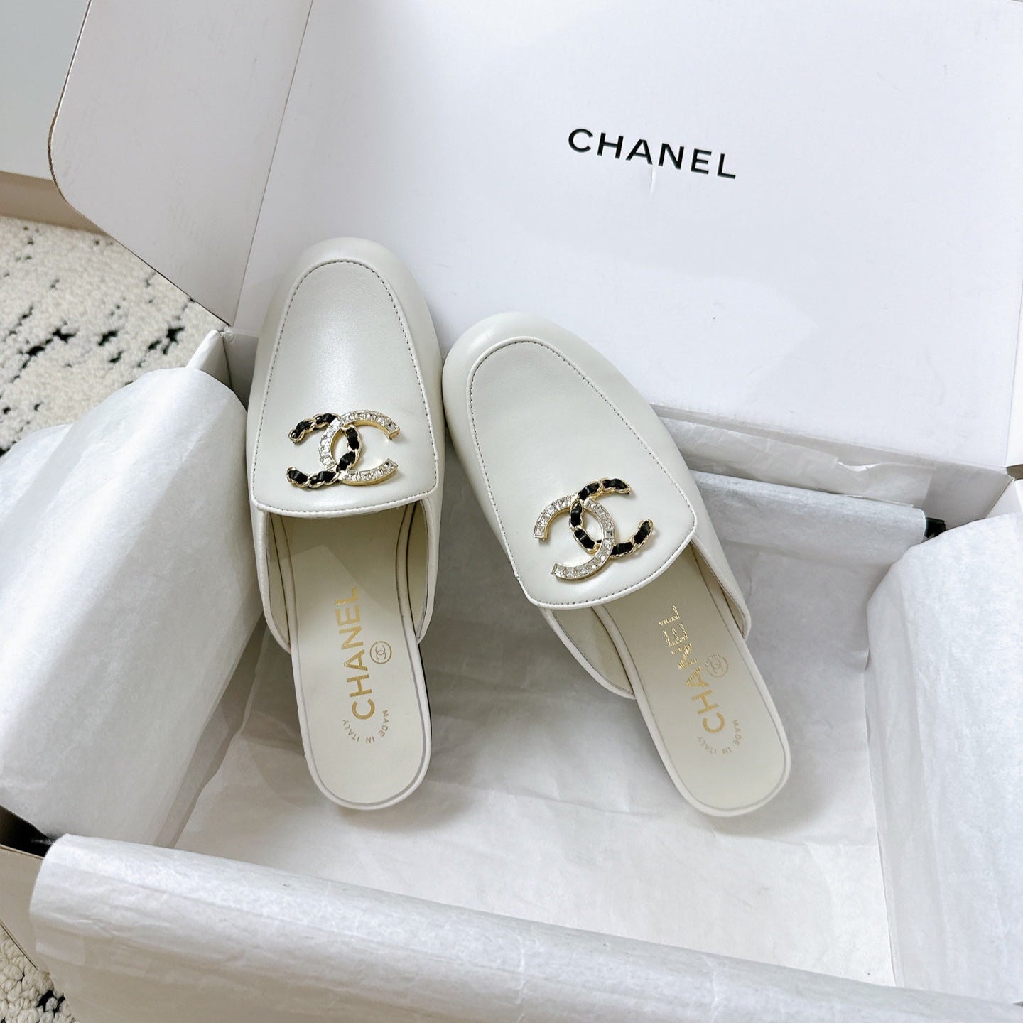 CHANEL FLAT MULE IN WHITE CALFSKIN HARDWARE WITH ROCK MIX CHAIN