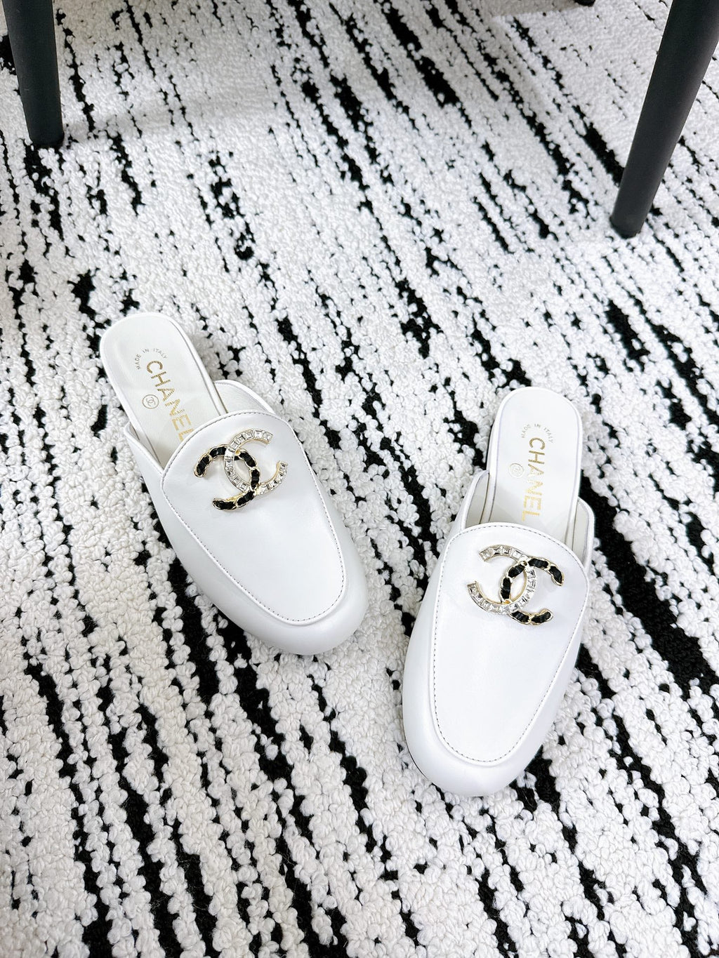 CHANEL FLAT MULE IN WHITE CALFSKIN HARDWARE WITH ROCK MIX CHAIN