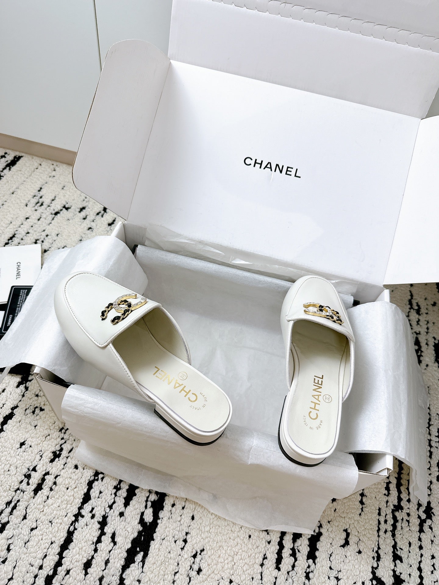 CHANEL FLAT MULE IN WHITE CALFSKIN HARDWARE WITH ROCK MIX CHAIN