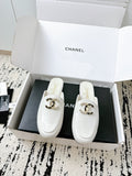 CHANEL FLAT MULE IN WHITE CALFSKIN HARDWARE WITH ROCK MIX CHAIN