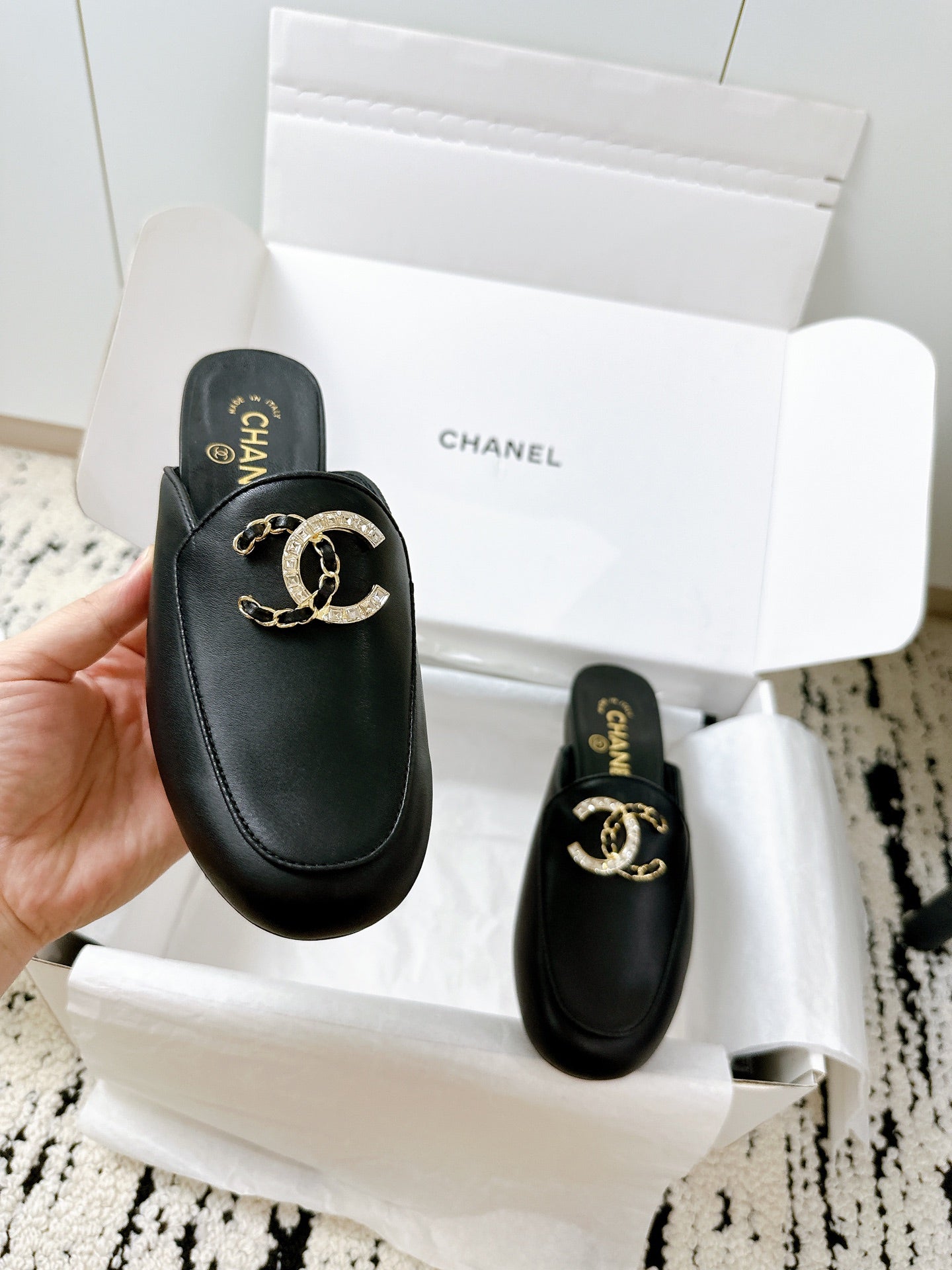 CHANEL FLAT MULE IN BLACK CALFSKIN HARDWARE WITH ROCK MIX CHAIN