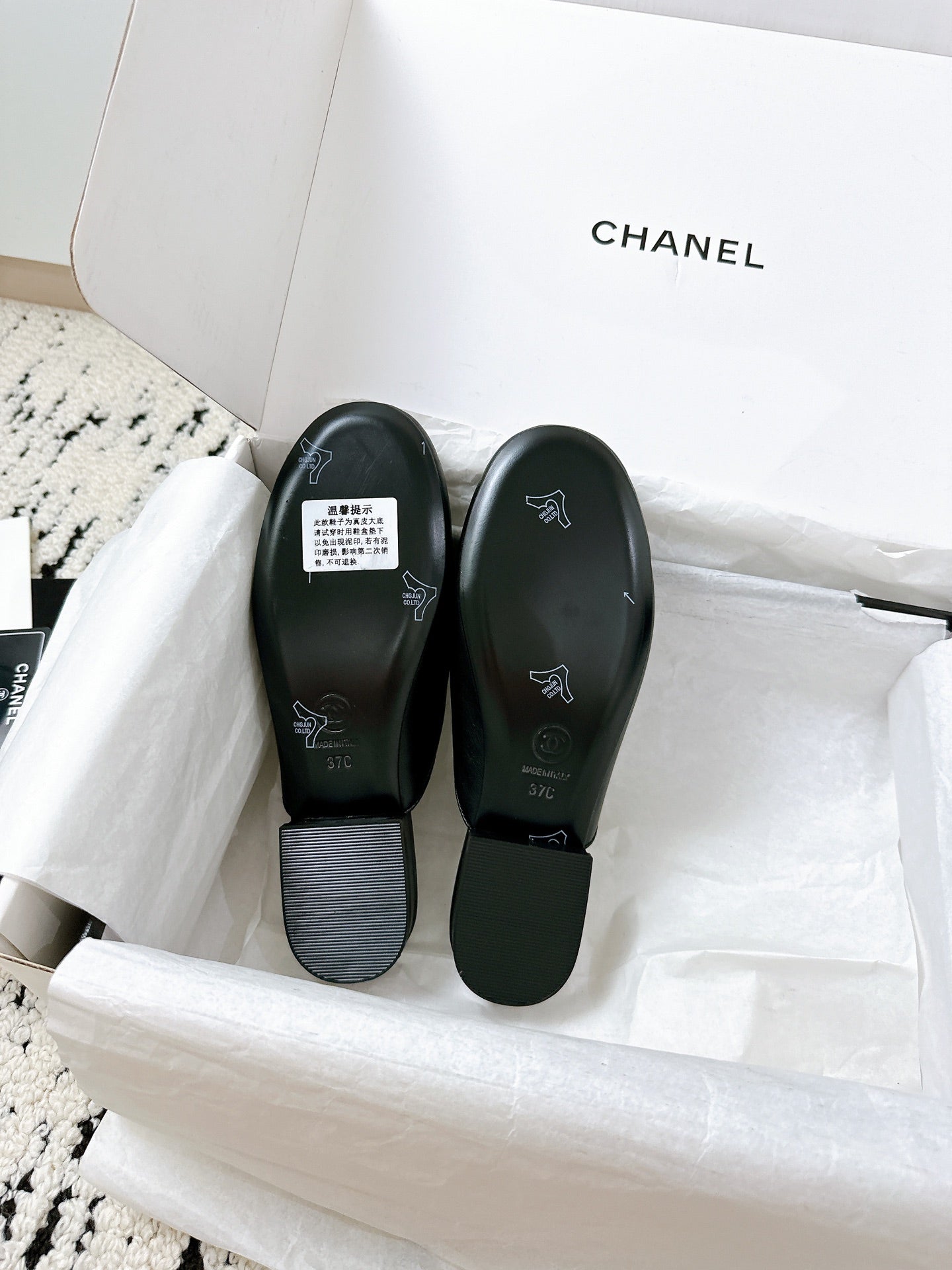 CHANEL FLAT MULE IN BLACK CALFSKIN HARDWARE WITH ROCK MIX CHAIN