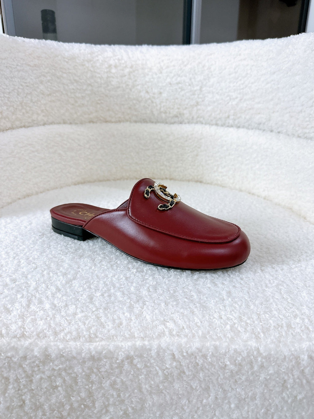 CHANEL FLAT MULE IN RUBY RED CALFSKIN HARDWARE WITH ROCK MIX CHAIN
