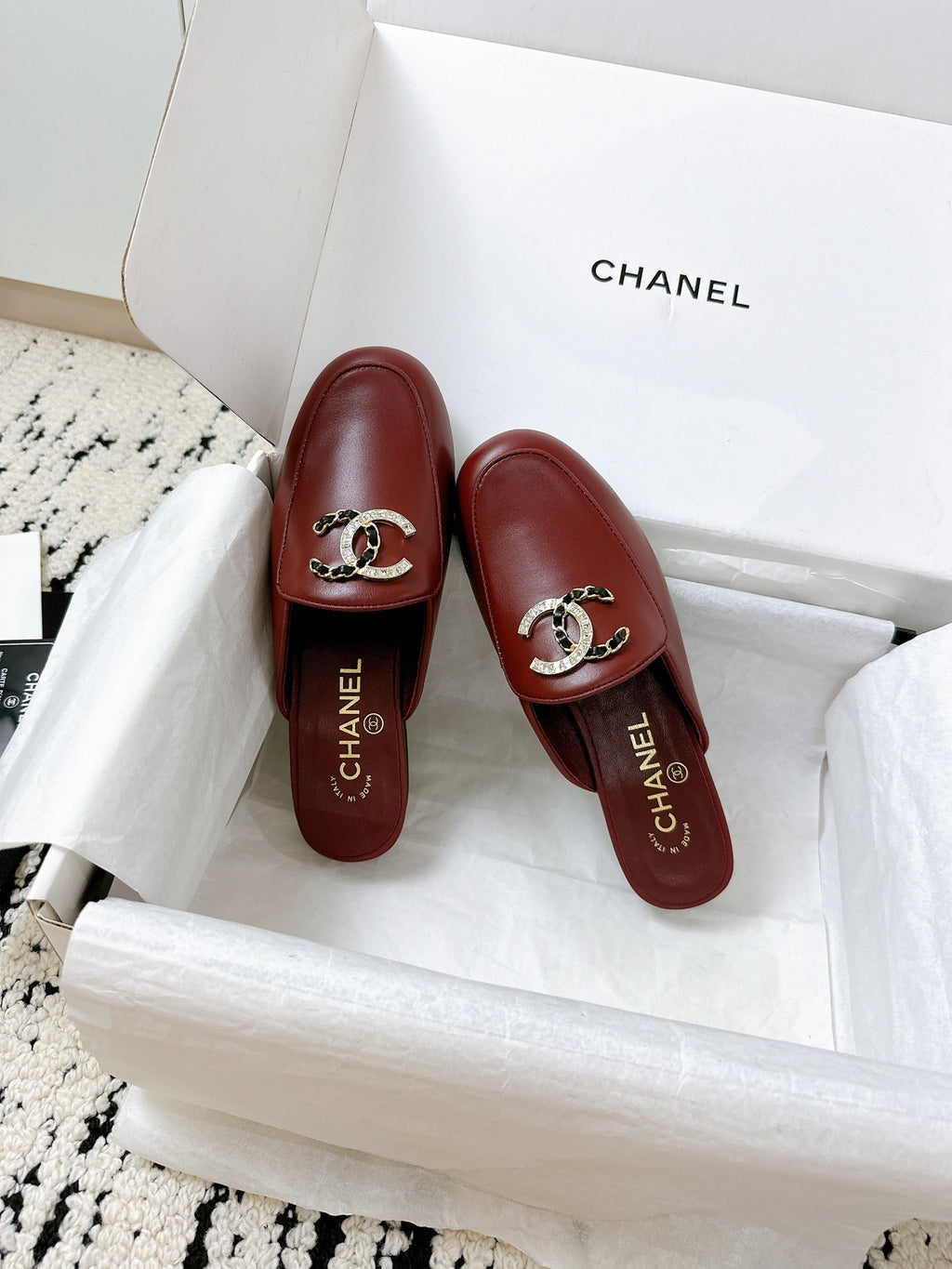 CHANEL FLAT MULE IN RUBY RED CALFSKIN HARDWARE WITH ROCK MIX CHAIN