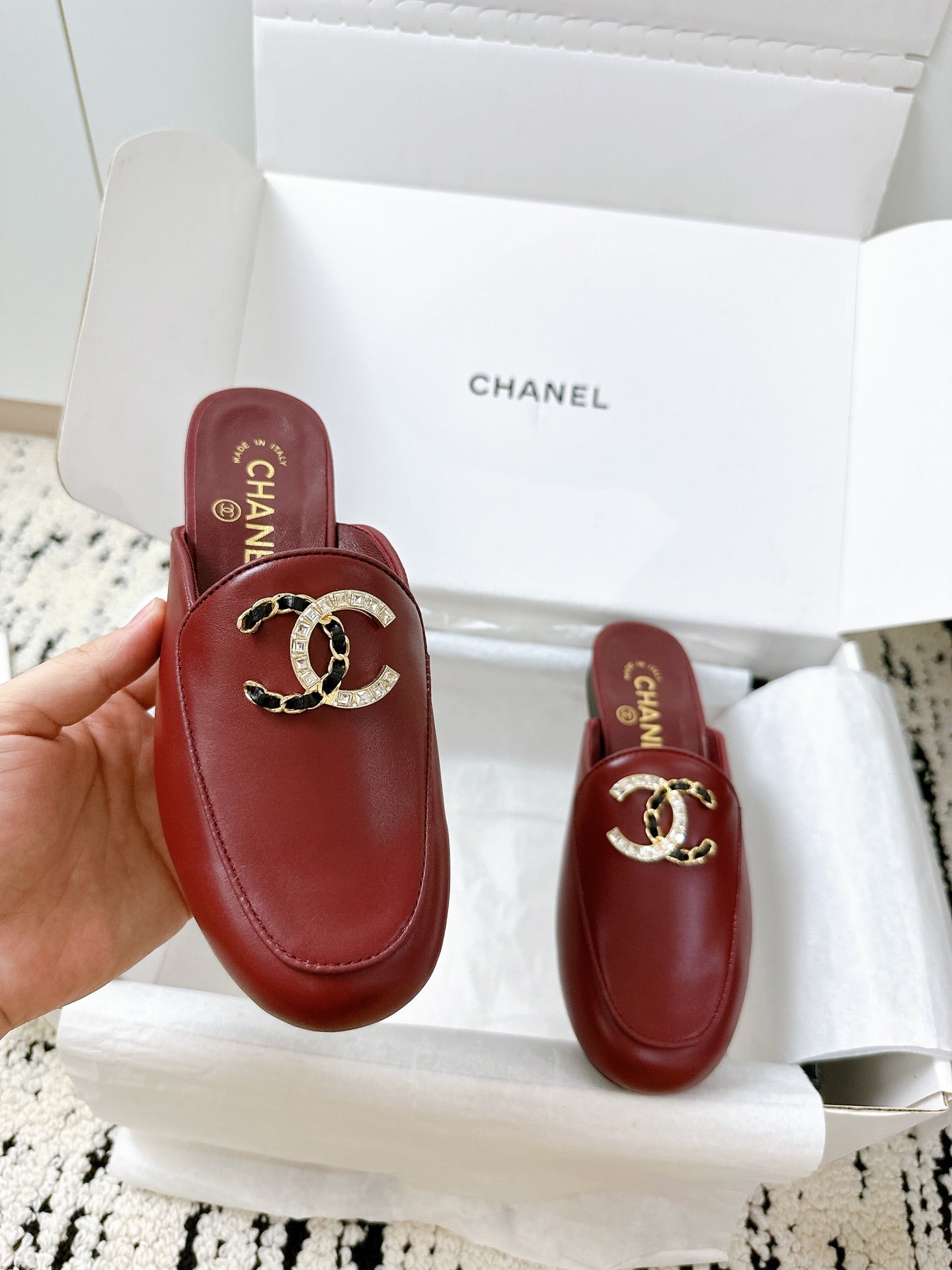CHANEL FLAT MULE IN RUBY RED CALFSKIN HARDWARE WITH ROCK MIX CHAIN