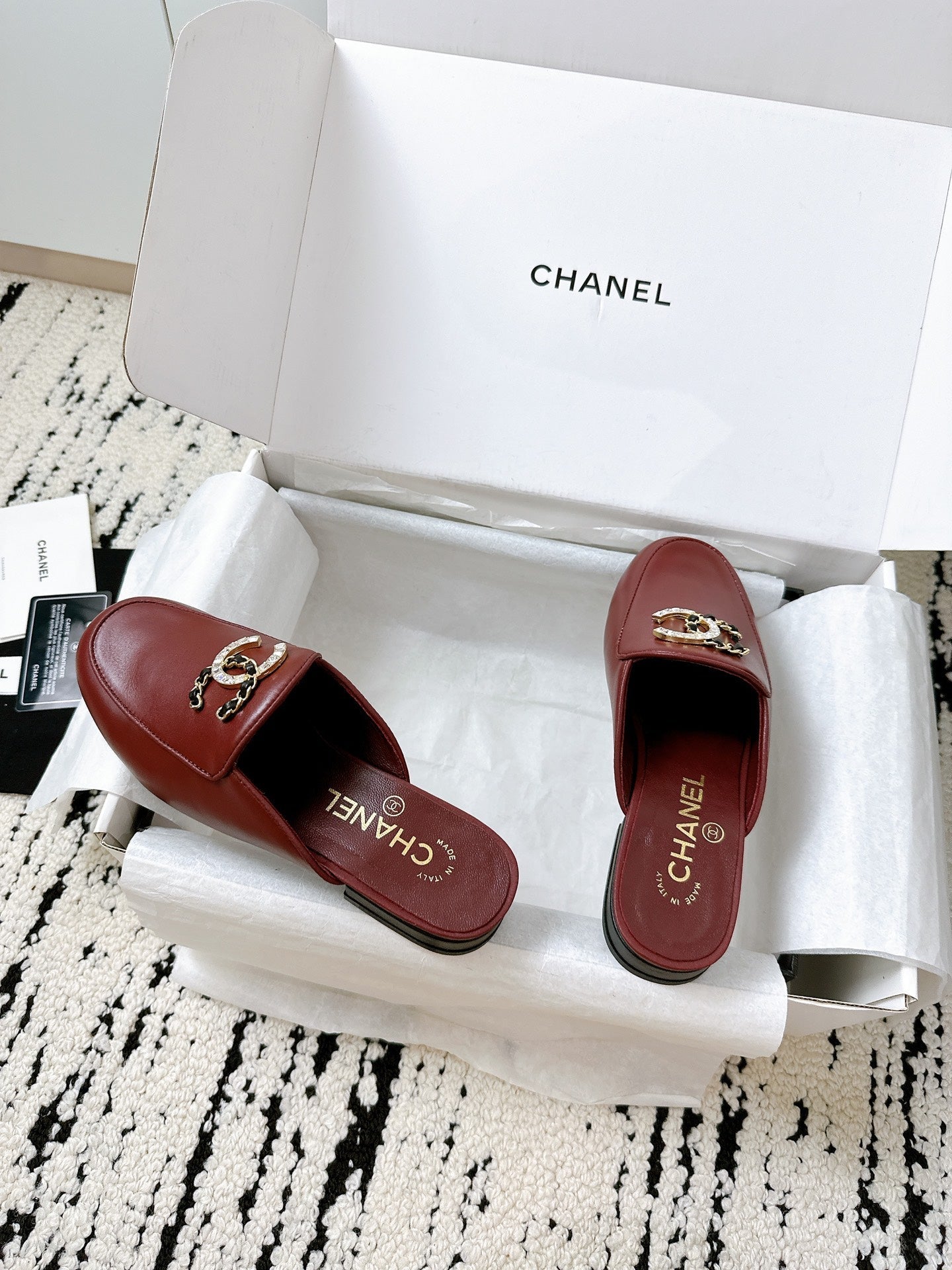 CHANEL FLAT MULE IN RUBY RED CALFSKIN HARDWARE WITH ROCK MIX CHAIN