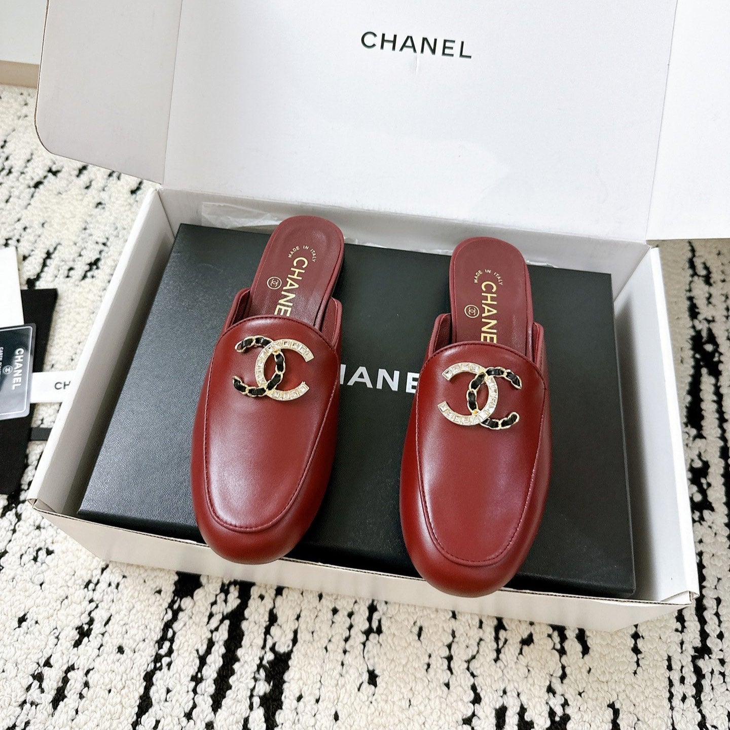 CHANEL FLAT MULE IN RUBY RED CALFSKIN HARDWARE WITH ROCK MIX CHAIN